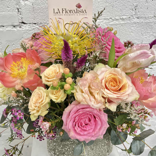 Pink and peach mixed bouquet in a speckled vase
