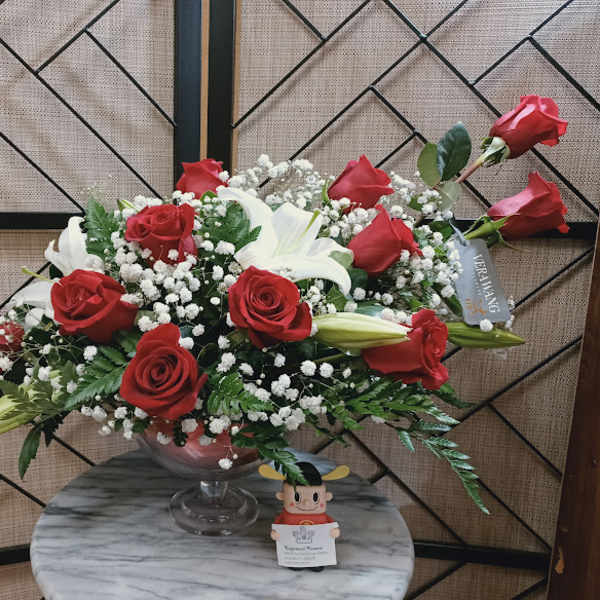 Red roses and white lilies in a glass vase