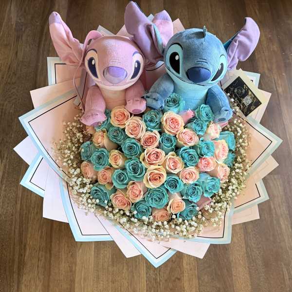 Bouquet of pastel roses with two Stitch plush toys