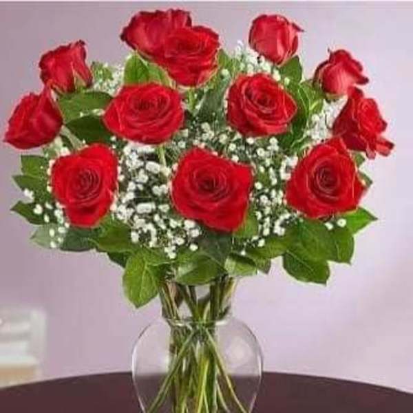 Bouquet of red roses in a clear glass vase