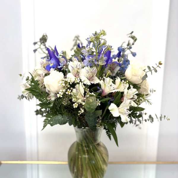 Bouquet of white and blue flowers in a glass vase