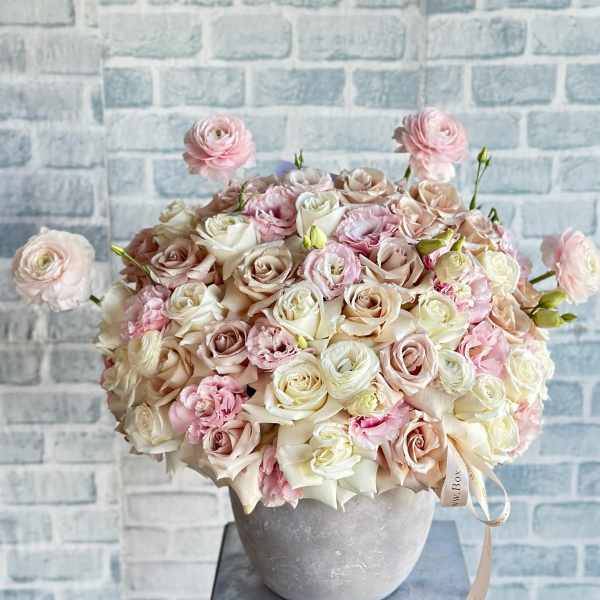 Lucious blushes vase