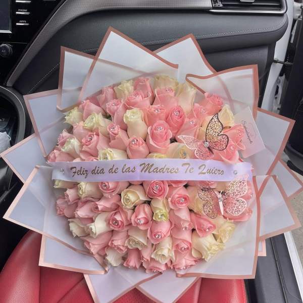 Sweet love for mom (100 roses )