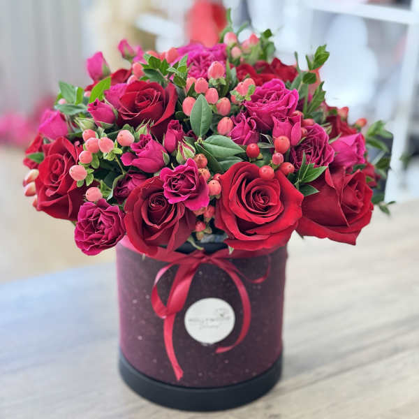 Bouquet of red and pink roses in a round gift box