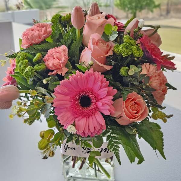 Pink and peach mixed bouquet in a clear glass vase