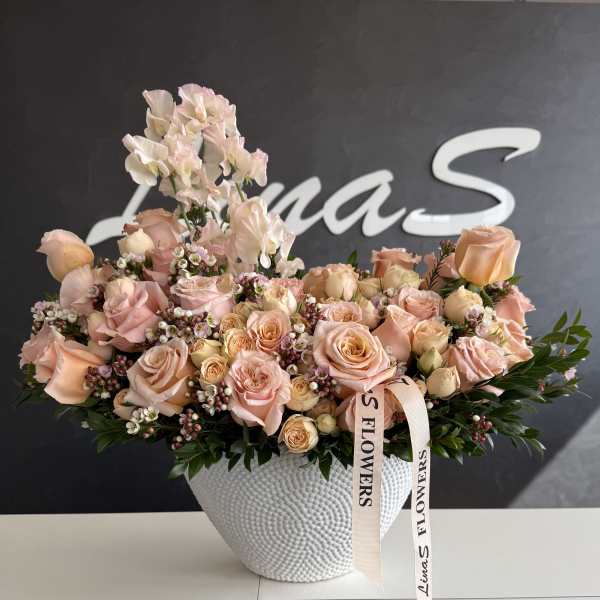 Blush roses and sweet peas in a white textured vase