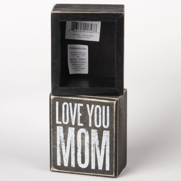 Wooden box sign with the words "LOVE YOU MOM"