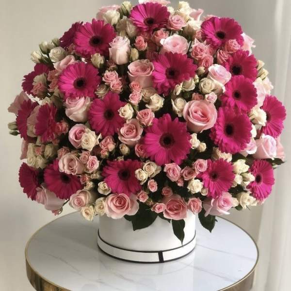 Fucsia Radiance Floral Box”.