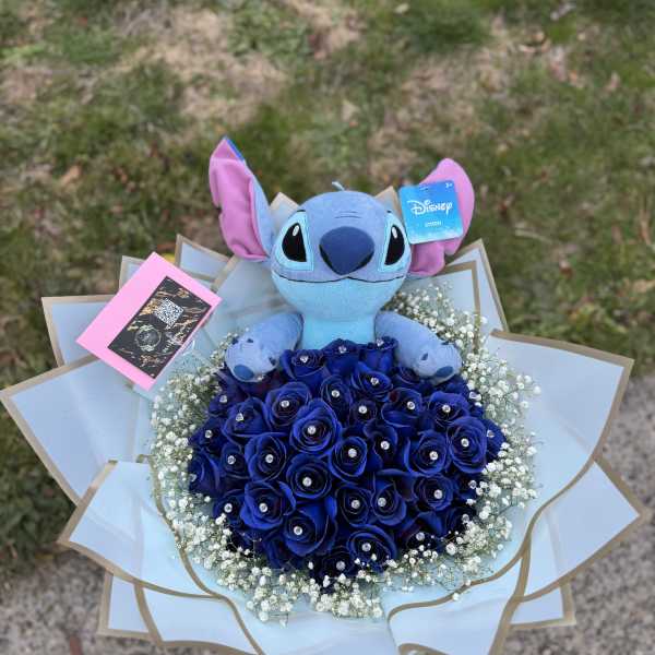 Blue rose bouquet with a Stitch plush toy and baby’s breath