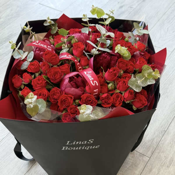 Bouquet of red roses in a black gift box
