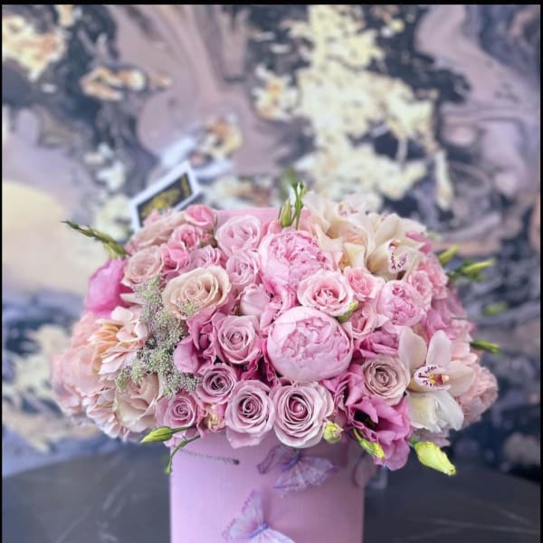 Pink rose bouquet in a round pink hat box