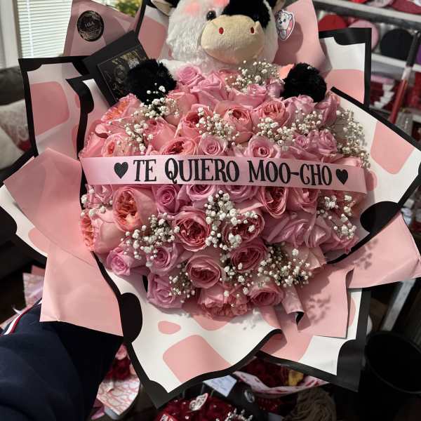 Pink rose bouquet with a plush cow and a "Te quiero moo-cho" ribbon