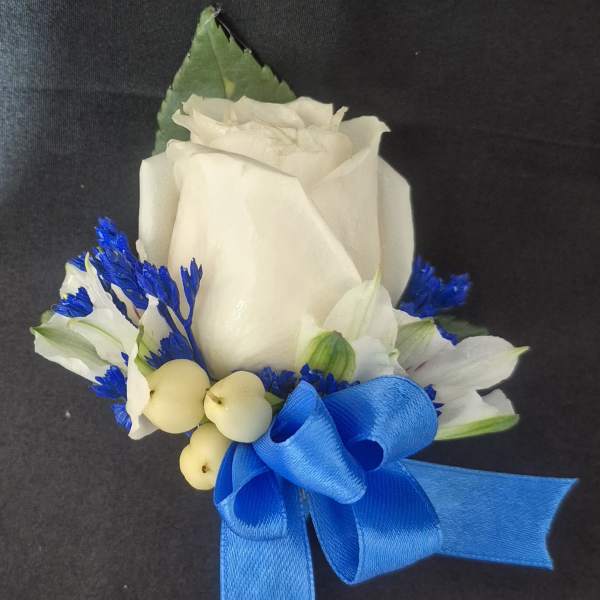 ROSE BOUTONNIERE
