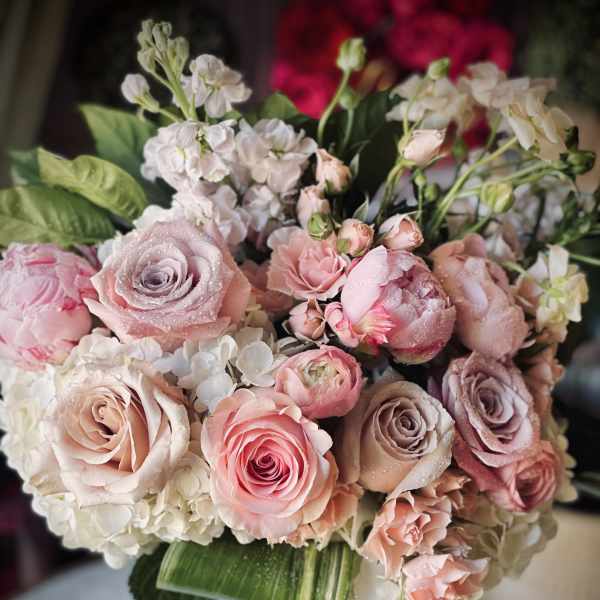 Bouquet of pink and blush roses with white blooms