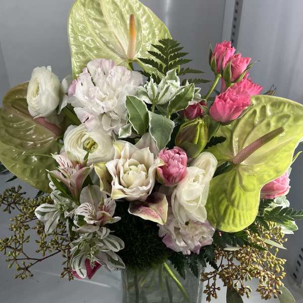 Mixed bouquet with pink and white flowers in a glass vase