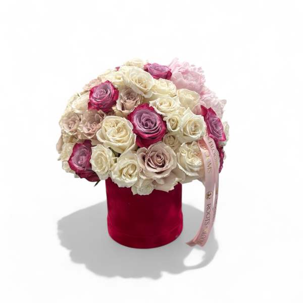 Bouquet of cream and pink roses in a red velvet box