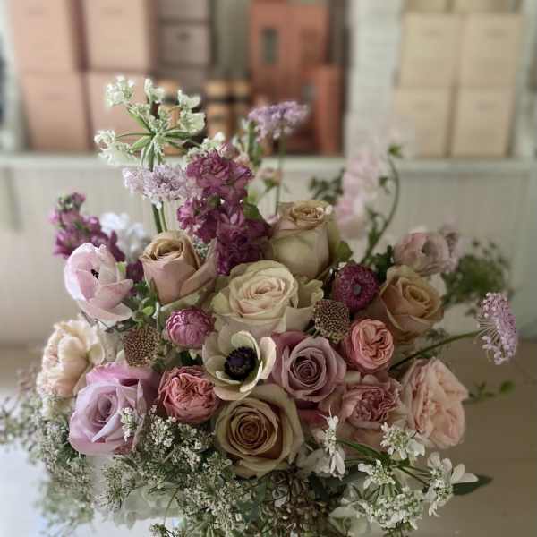 Mixed bouquet of pink and cream roses in a glass vase