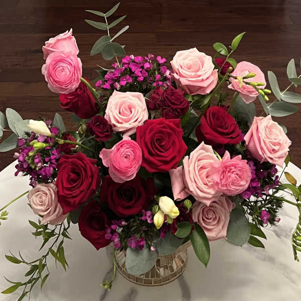 Bouquet of pink and red roses in a mosaic vase