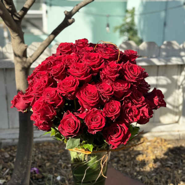 Bouquet of red roses in a clear glass vase
