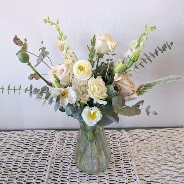 White and blush bouquet in a clear glass vase