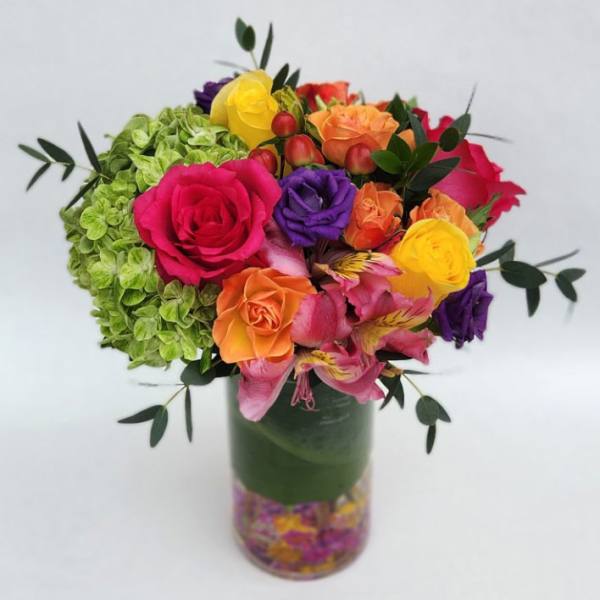 Colorful bouquet of roses and hydrangeas in a glass vase