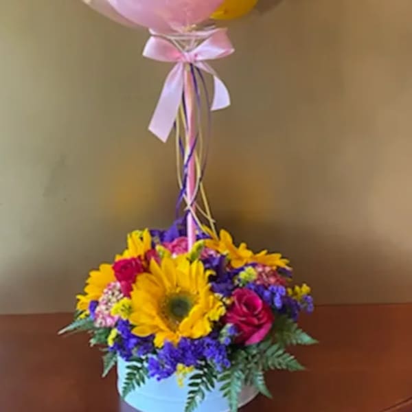 Flower arrangement with balloons in a white box
