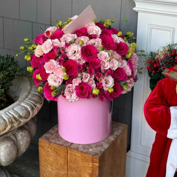 Pink and magenta rose bouquet in a pink hat box