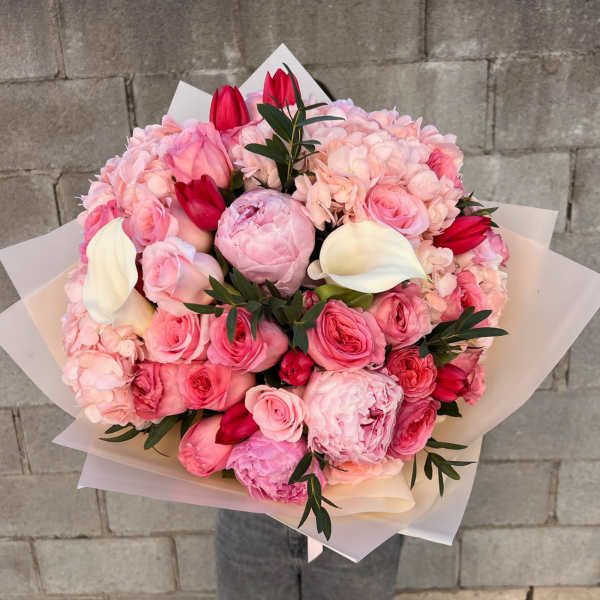 Large bouquet of pink roses, peonies, and white calla lilies