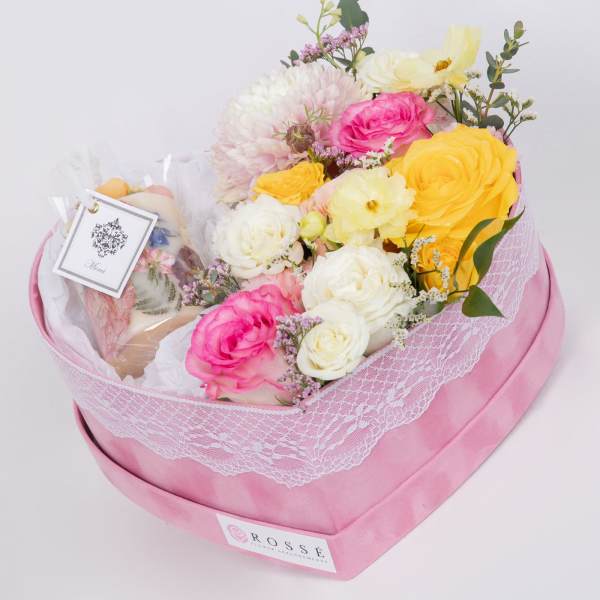 Sweet Heart Bloom with Dry Flower Candle