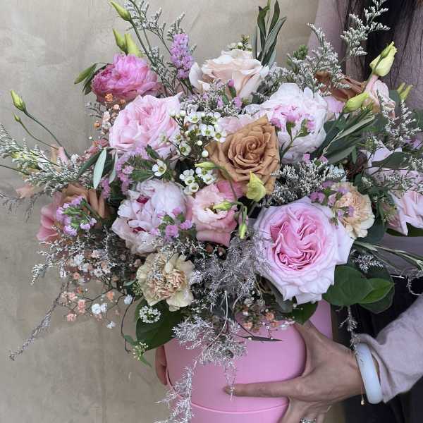 Pink and blush rose bouquet in a pink hatbox