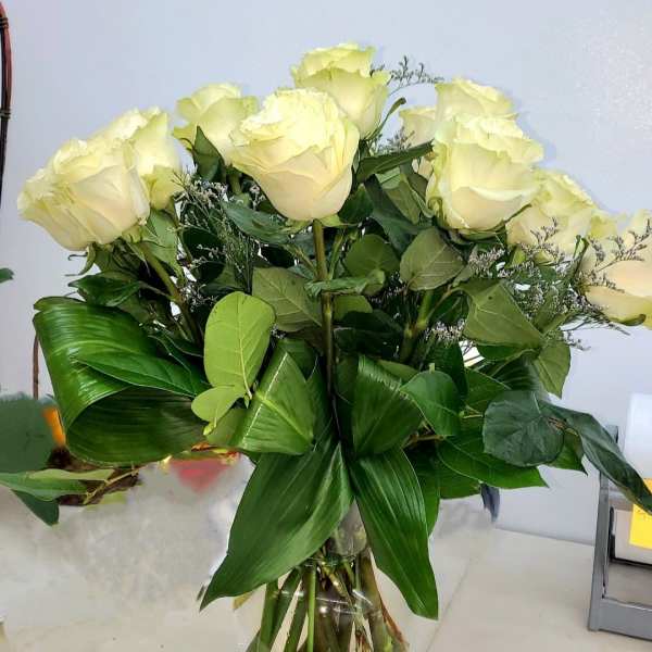 Bouquet of pale yellow roses in a clear glass vase