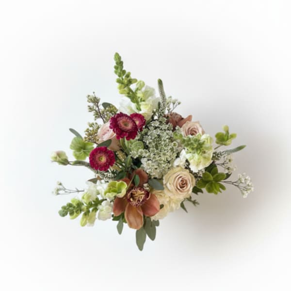 Mixed bouquet with pink roses and burgundy daisies