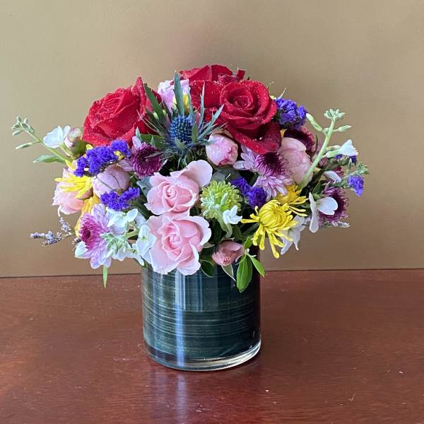 Mixed bouquet of red and pink roses in a glass vase