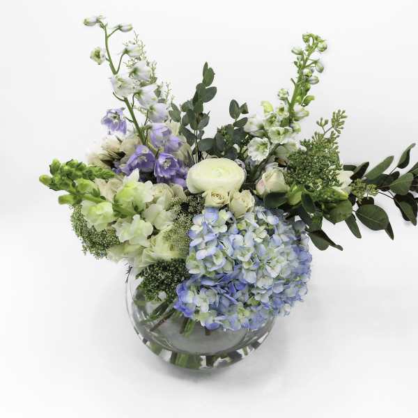 Mixed pastel flowers in a clear glass vase
