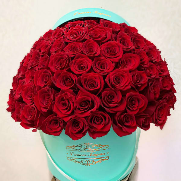 Large bouquet of red roses in a turquoise hatbox