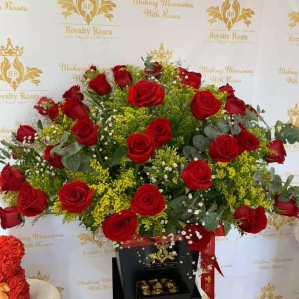Large bouquet of red roses in a black box on a pedestal