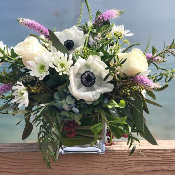 White and pale pink mixed bouquet in a clear glass vase