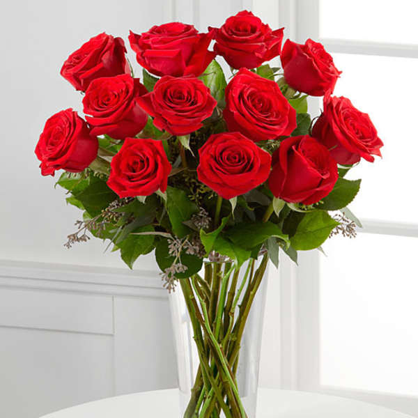 Bouquet of red roses in a clear glass vase