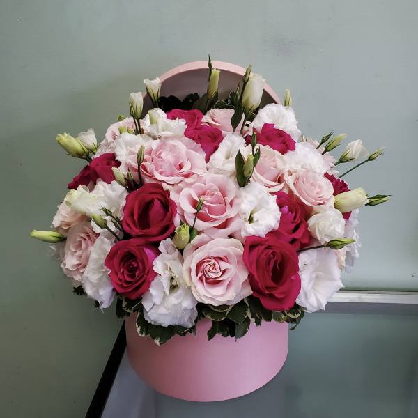 Pink and white rose bouquet in a round pink box