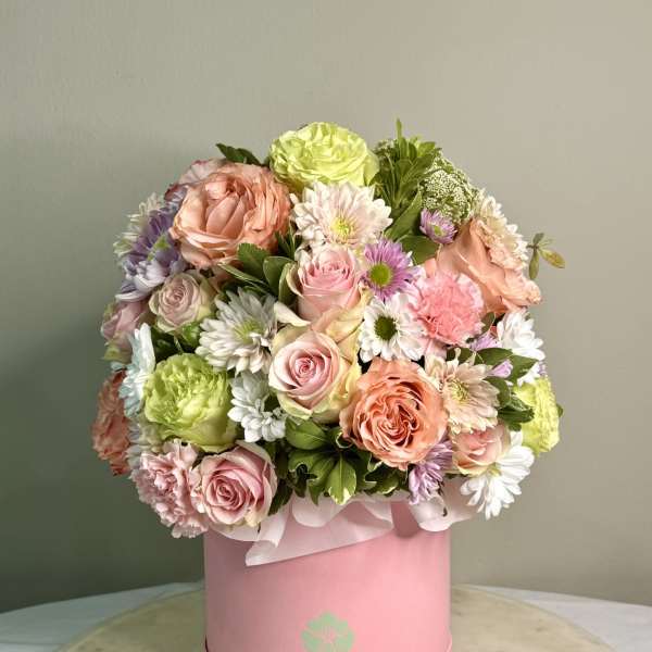 Mixed pastel bouquet in a pink hat box