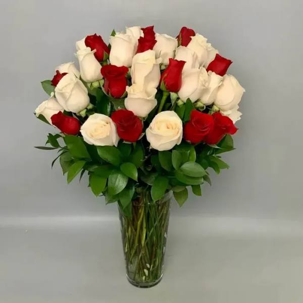 Bouquet of red and white roses in a clear glass vase
