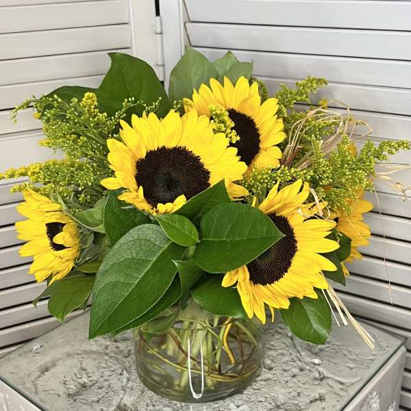 Sunflower bouquet in a clear glass vase