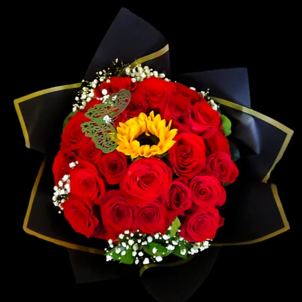 Bouquet of red roses with a yellow sunflower center