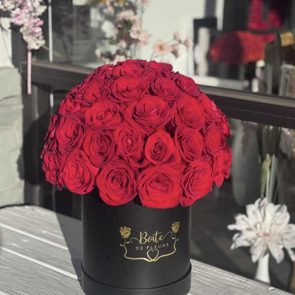 Red rose bouquet in a black round box