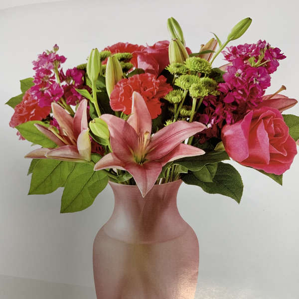 Pink and red mixed bouquet in a blush vase