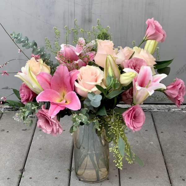 Pink and peach mixed bouquet in a clear glass vase