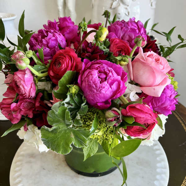 Pink and red mixed bouquet in a green vase