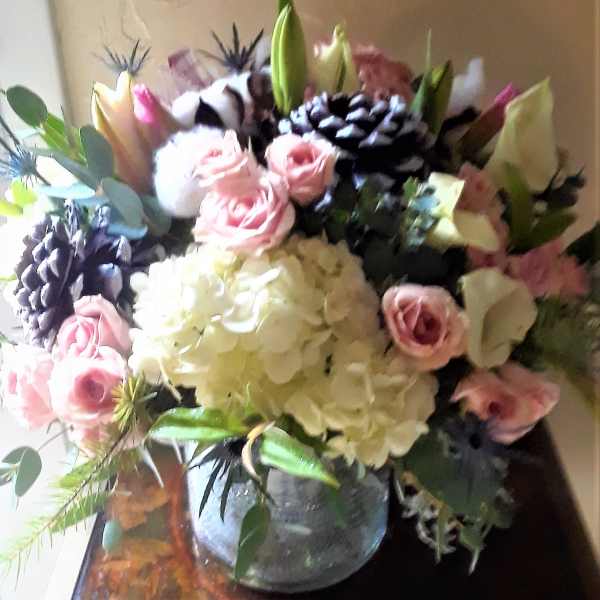Bouquet of pink roses and white hydrangeas in a glass vase