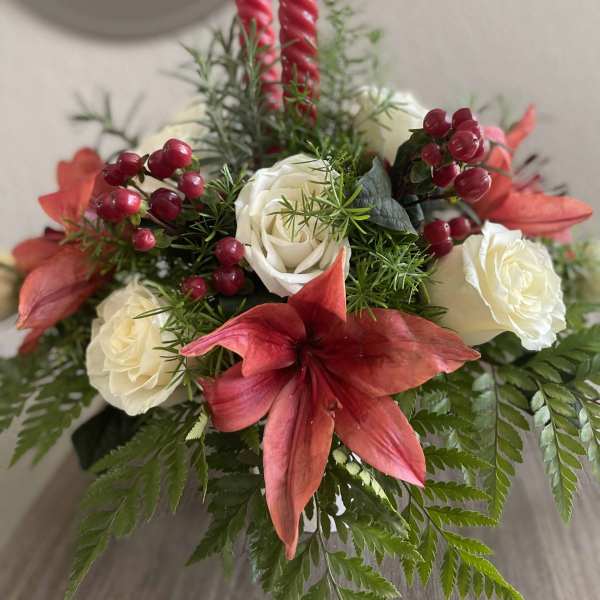 Red amaryllis and white roses with two pink candles