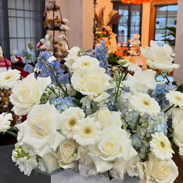 Elegance in white and blue flower box